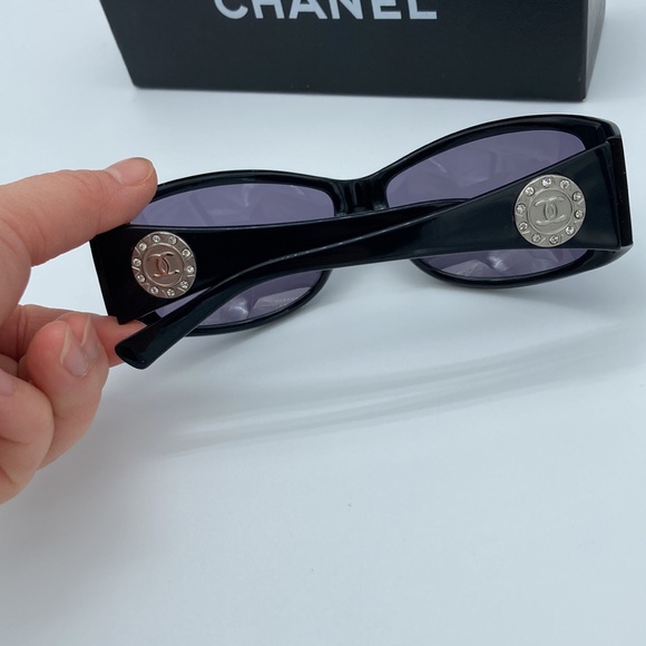 CHANEL CC LOGO CRYSTAL BLACK POLARIZED SUNGLASSES - Picture 12 of 13
